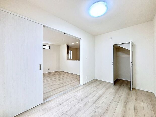 ◆A号棟◆~Bed Room~ 木の温もりがやさしいフローリングは安らぎをもたらすプライベート空間。明るめのフローリングですので、壁紙ともマッチし、お部屋を更に広く見せてくれる効果も。