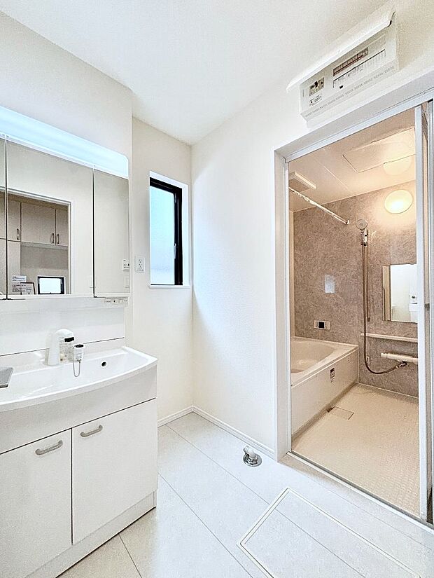 小窓がついているので湿気の多い場所でも換気が十分行えます。毎日の身支度を気持ち良く!