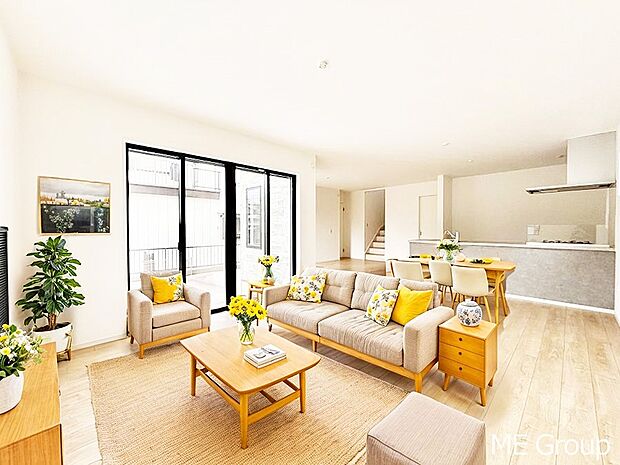 ~Living~ 飽きの来ないシンプルでおしゃれなLDK。大きな窓から日差しが差し込むので室内も明るく、家族の憩いの場としてピッタリです。開放感と日当たりの良さを是非ご覧ください! ※家具はCGです