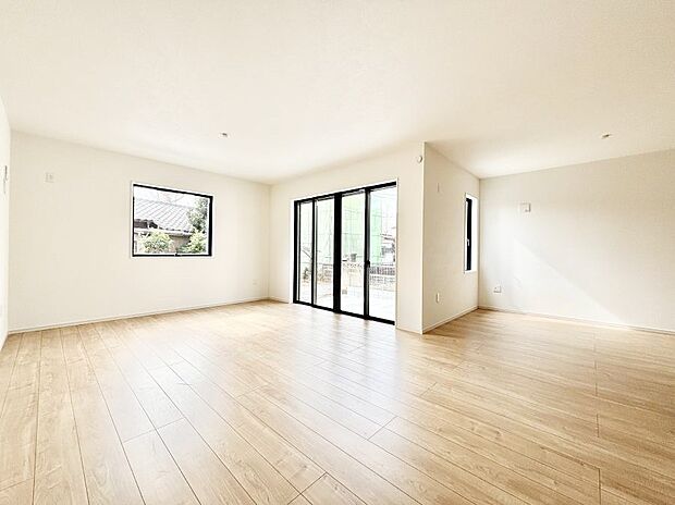 ~Living~ 家族の食事や団らんのほか、子どもを遊ばせたり、友人を招いたりするLDKは住まいの中心。長時間過ごす場所だから、その空間は住まい全体の居心地を左右します。