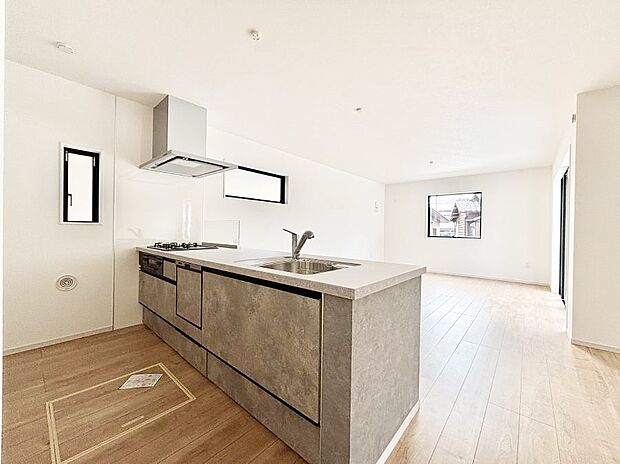 ~Kitchen~ リビングが見渡せるカウンターキッチン。 料理をしながら家族とコミュニケーションをとれるだけでなく、大きな開放感も得ることができます。 お子様の成長も感じることができますね!