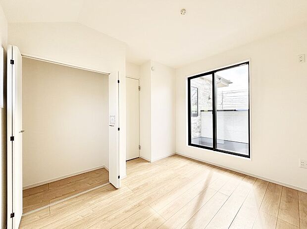 ~Bed Room~ 部屋数が多いのが戸建てのメリットです。ご家族が増えたことで手狭に感じていた住まいも戸建てでは各居室プライバシーを保つことができます。住まいにゆとりが生まれ心もリラックスできます♪