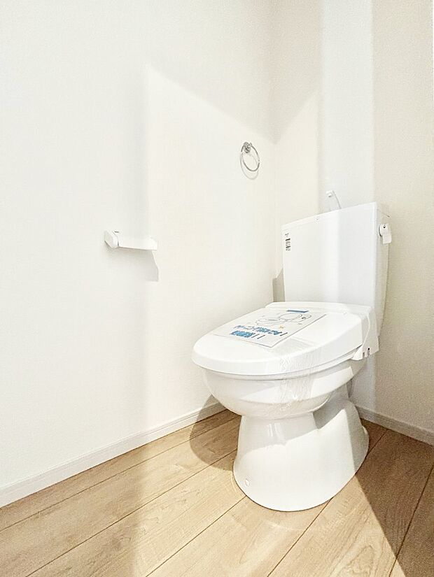 ~Toilet~ 綺麗・スッキリ・快適なウォシュレット付トイレでくつろげる空間です。トイレは毎日使わざるを得ないもの。いつも清潔を保ちたいですね。トイレが2ヶ所あるので朝の混雑時に便利です!