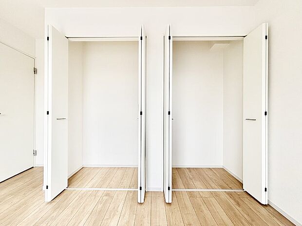 ~Closet~ 壁面クローゼットがあればタンスを置く必要がなく、出っ張りのないスッキリ空間を維持できます。限られたスペースを有効に活用できそう。季節の衣類や趣味の品などたっぷり収納出来ますね♪