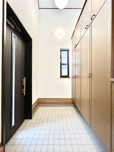 ～Entrance～　家の中でお客様を迎える最初の場所である玄関は、家の印象そのものです！豊富な玄関収納で、常に綺麗に保つことが出来ます♪玄関にはたっぷり収納の下駄箱を完備！