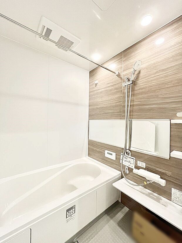 一日の疲れを癒してくれる明るい清潔感のあるバスルーム