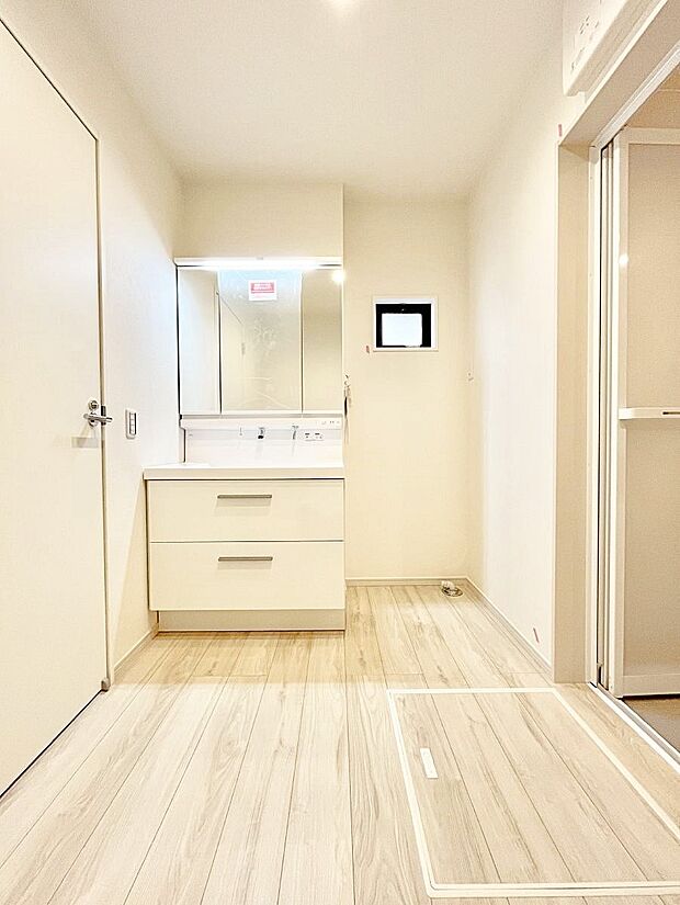 三面鏡の裏に、化粧品や衛生用品などを収納可能。洗面台をすっきりと保ちます！