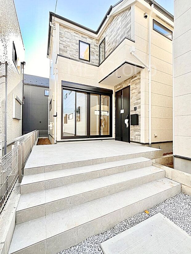 洗練された外観、上質な住空間が広がる室内は永く安心して過ごせる住居です。