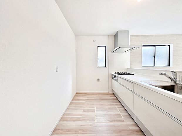 〜Kitchen〜 自然光が入る窓のあるキッチン☆毎日使う場所だからこそ、使い勝手を考慮しました。ゆったりとしたキッチンコーナーは質感豊かな仕上がりとなっております。