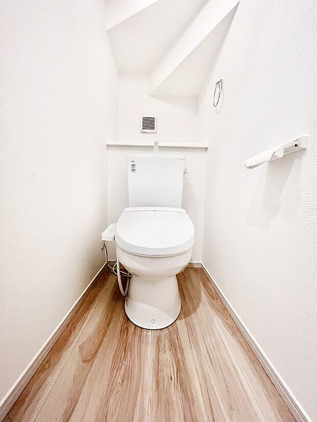 〜Toilet〜 綺麗・スッキリ・快適なウォシュレット付トイレでくつろげる空間です。トイレは毎日使わざるを得ないもの。いつも清潔を保ちたいですね。トイレが2ヶ所あるので朝の混雑時に便利です!