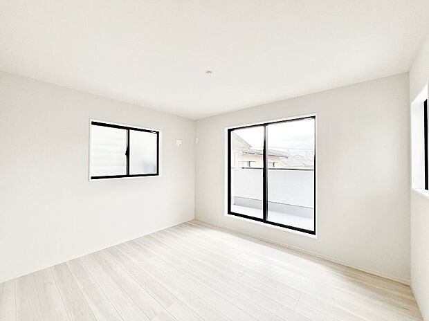 ~Bed Room~ 「今日も一日お疲れ様」とご夫婦でゆったりくつろげる寝室。毎日の家事やお仕事に疲れた日はフカフカのベットで癒されてください。テレビや本棚をおいても快適な広さが自慢♪