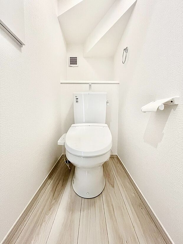 ~Toilet~ 綺麗・スッキリ・快適なウォシュレット付トイレでくつろげる空間です。トイレは毎日使わざるを得ないもの。いつも清潔を保ちたいですね。トイレが2ヶ所あるので朝の混雑時に便利です!