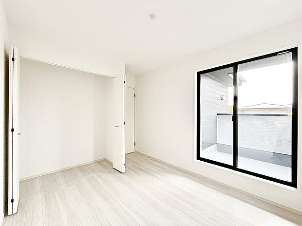 ~Bed Room~ バルコニーからの採光で朝もスッキリ目が覚めそうですね!穏やかな光が差し込む室内には、穏やかな時間が流れます。休日には、落ち着いた空間で自分の趣味を楽しむのはいかがですか。