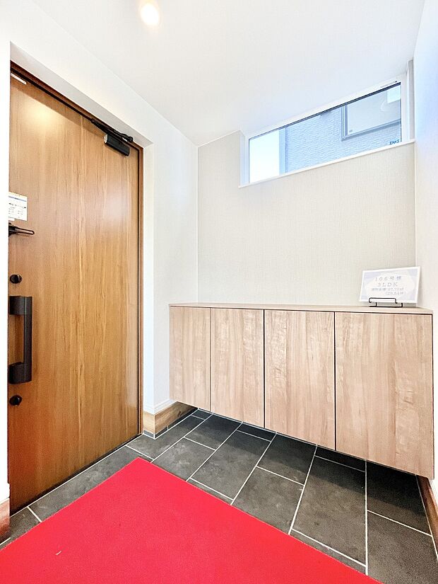 明るい玄関はお客様をお出迎えするのにぴったりです！ 