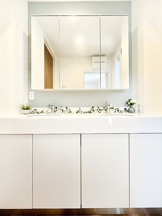 収納力と機能性に優れた洗面化粧台