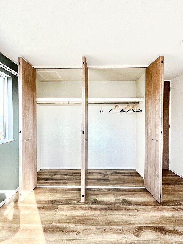 洋室のクローゼット。奥行きがあるので厚手の衣類もすっきり収まります。