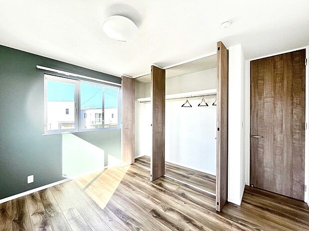 窓からのやさしい光が心地よいプライベートルーム