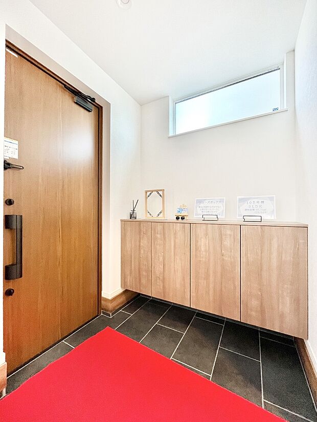 明るい玄関はお客様をお出迎えするのにぴったりです!