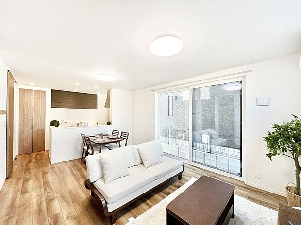 家族の和やかな会話が聞こえてきそう。開放感のあるリビングです  