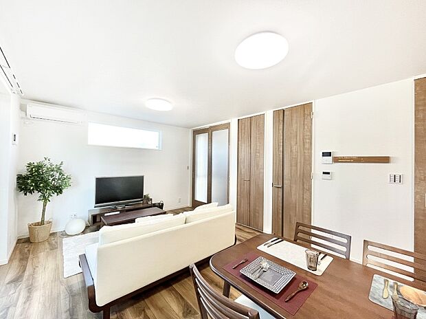 家族団らんの時間も増えそうなくつろぎのリビングダイニング。