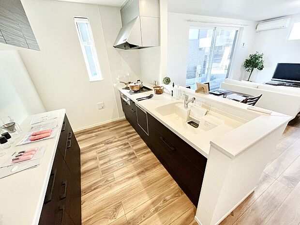 リビングで遊ぶお子様を見守りながらお料理ができる対面キッチン。  