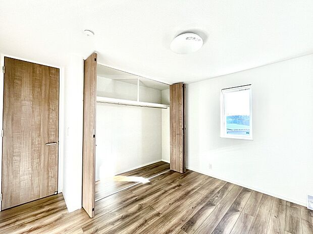 使いやすい形でベットや家具の置き方にも困ることもありません。