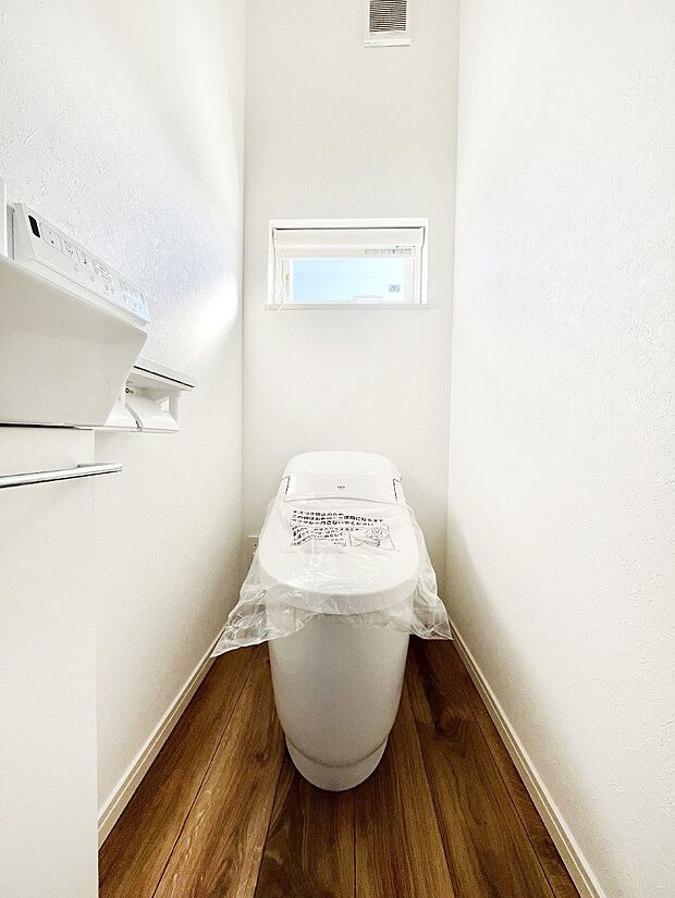 明るく清潔感のあるトイレです。 