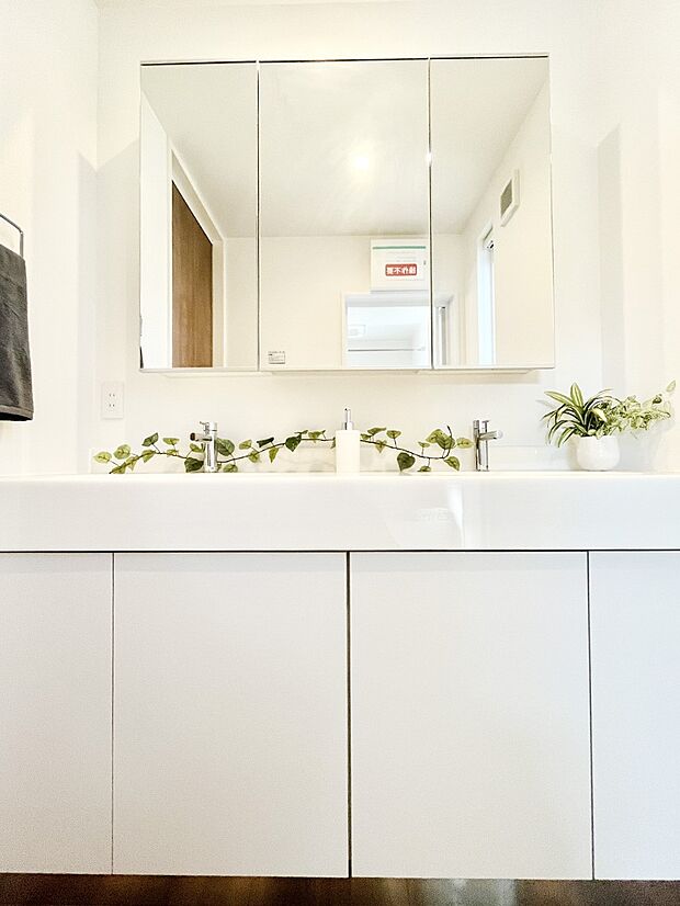 収納力と機能性に優れた洗面化粧台