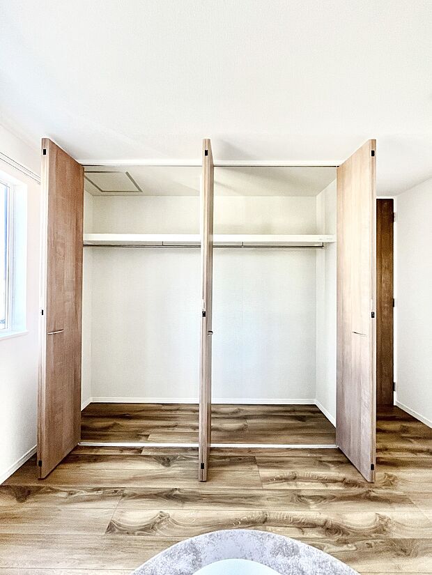 洋室のクローゼット。奥行きがあるので厚手の衣類もすっきり収まります。