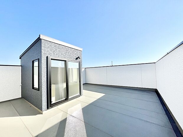 スカイバルコニー。眺めも良く、大きな洗濯物も広げて干せます。