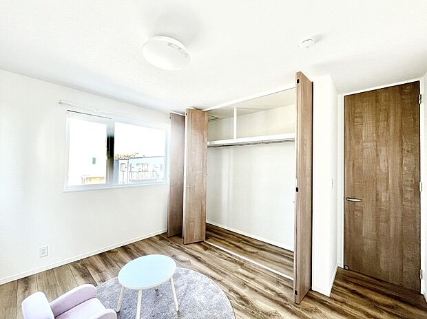 窓からのやさしい光が心地よいプライベートルーム