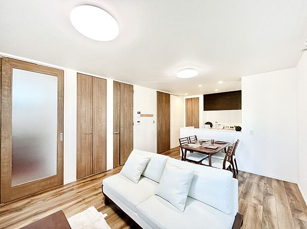 明るい陽光が注ぎ、寛ぎの雰囲気に満たされるダイニング。