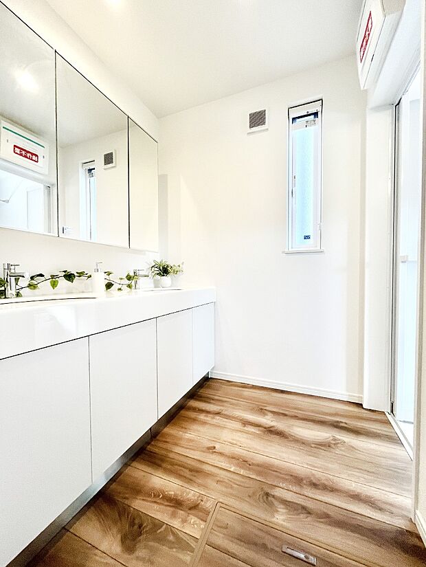 身支度もスムーズにおこなえる脱衣場。