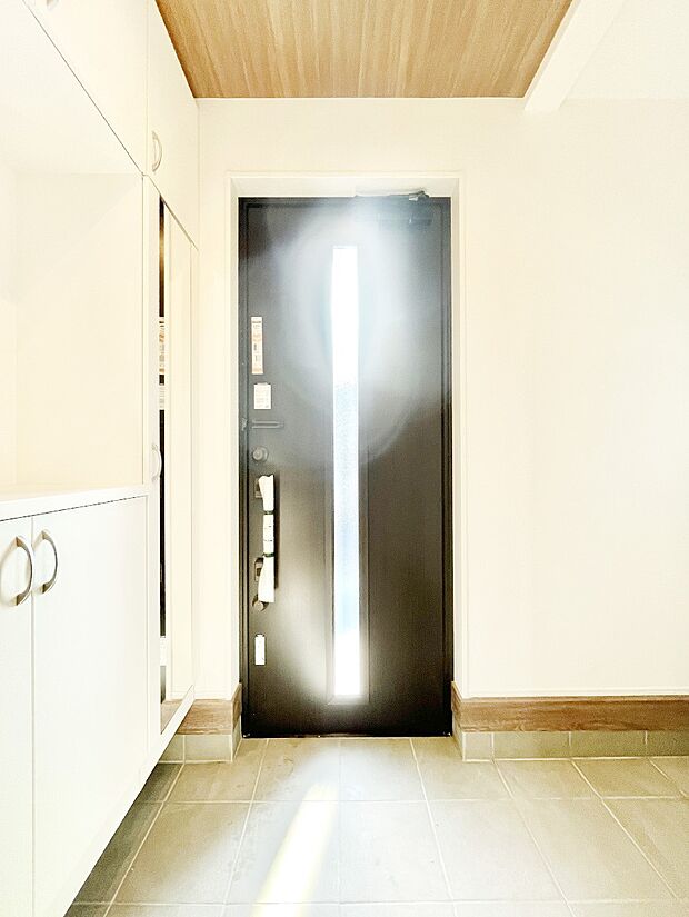 ご家族やお客様を気持ちよくお出迎え！広々空間が心地よいSIC付き玄関。