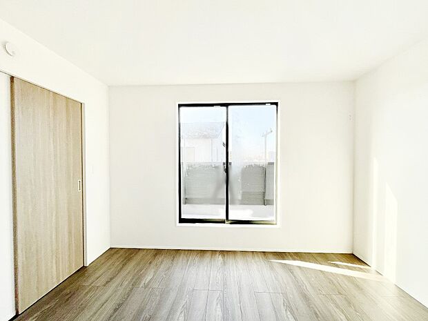 バルコニーが明るさと開放感を演出！朝スッキリと目覚められそうですね！