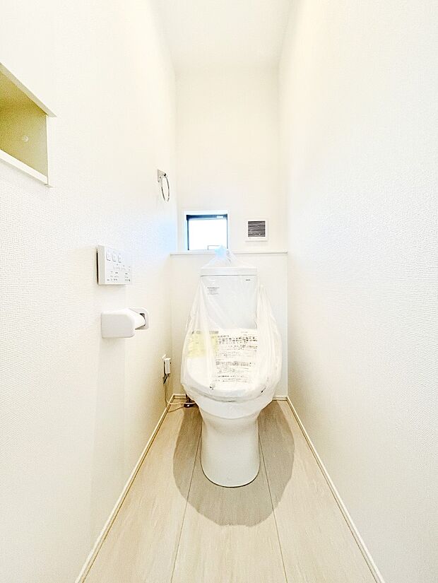 清潔感あるシャワートイレ。小窓から光が注ぎ込みます！