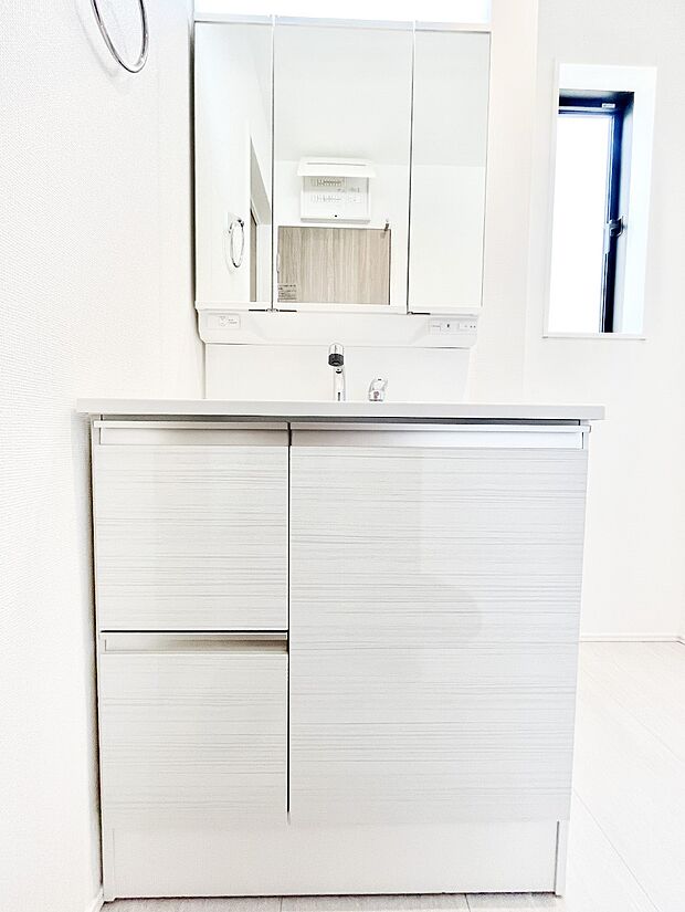 三面鏡キャビネット・シャワー付き洗面化粧台で忙しい朝の身支度もスムーズに！