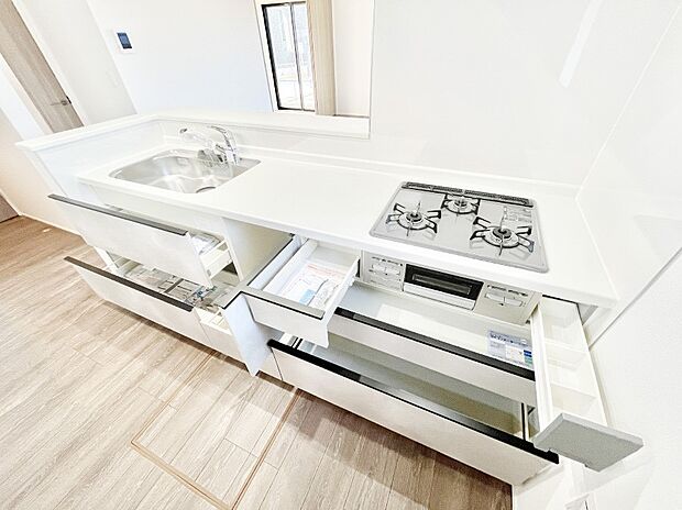 収納スペースもたっぷり！広々とした作業スペースで家事もラクラク！ 