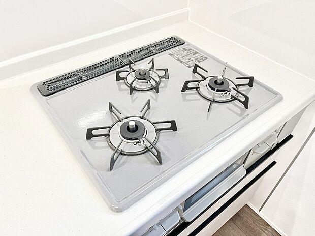 ガスコンロはＳｉセンサー搭載。火力調節や焦げ付き・消し忘れも防いでくれます。