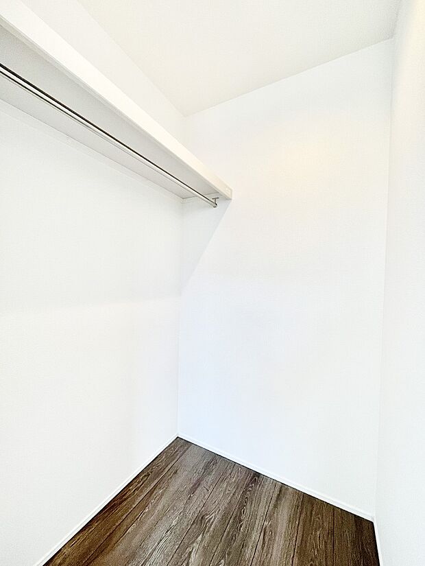 衣類をハンガーに掛けたまま収納できるWIC。衣類の整理整頓がしやすくて便利です！