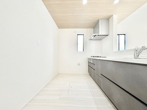 爽やかな風が通り抜けるキッチン。窓があるので明るく換気にも役立ちます。