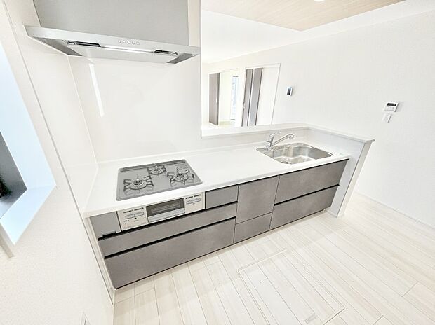 カウンター越しに楽しいおしゃべり。いつものお料理がもっと美味しくなりそうですね。