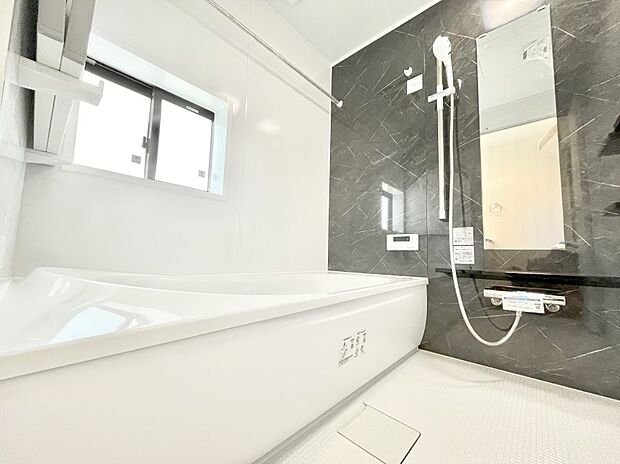 一日の疲れを癒してくれる明るい清潔感のあるバスルーム