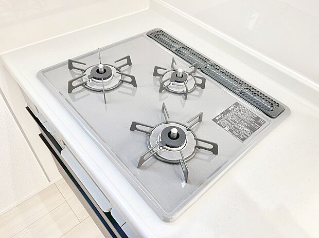 ガスコンロはＳｉセンサー搭載。火力調節や焦げ付き・消し忘れも防いでくれます。