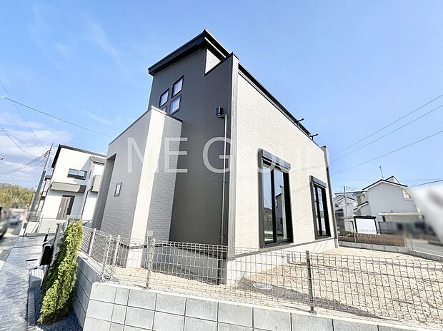 ◆3号棟◆~Exterior~ 堂々たる趣ながら、主張し過ぎずどこか余裕を感じさせるシャープなフォルムで佇む邸宅は、晴天の空と照らし合わせる事で、本来あるべき完成形の姿を見せてくれます。