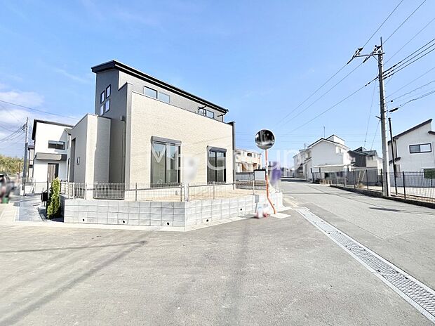 ~Exterior~ 前面道路は閑静な住宅地をはしる車通りの少ない道路。駐車の出し入れもらくらくです!ご不明点・現地見学のご希望は、お気軽にお問い合わせください!