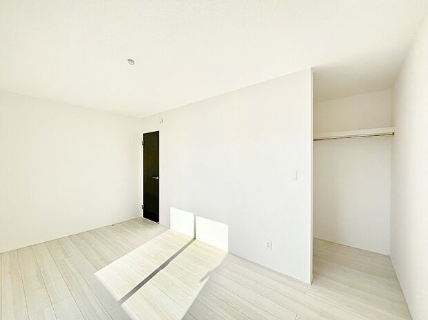 ◆3号棟◆~Bed Room~ 「今日も一日お疲れ様」とご夫婦でゆったりくつろげる寝室。毎日の家事やお仕事に疲れた日はフカフカのベットで癒されてください。本棚をおいても快適な広さが自慢♪