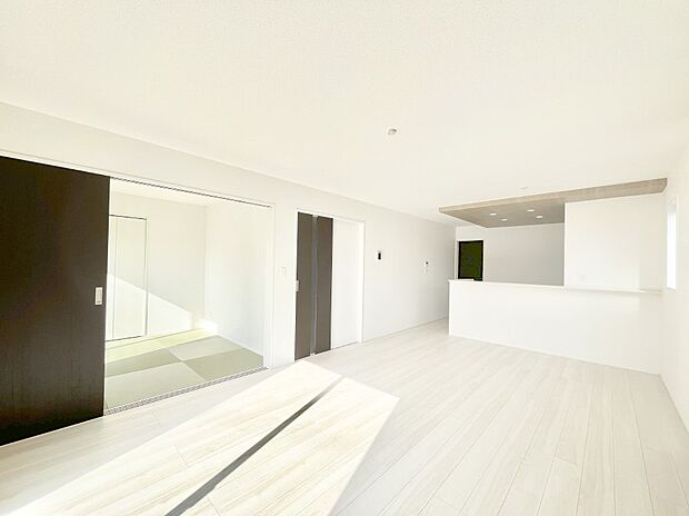 家族の笑顔が自然と生まれてくる、そんな雰囲気のダイニングに仕上がっています。