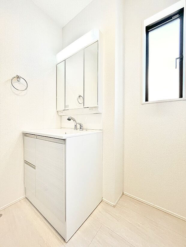 窓のある明るいランドリースペース