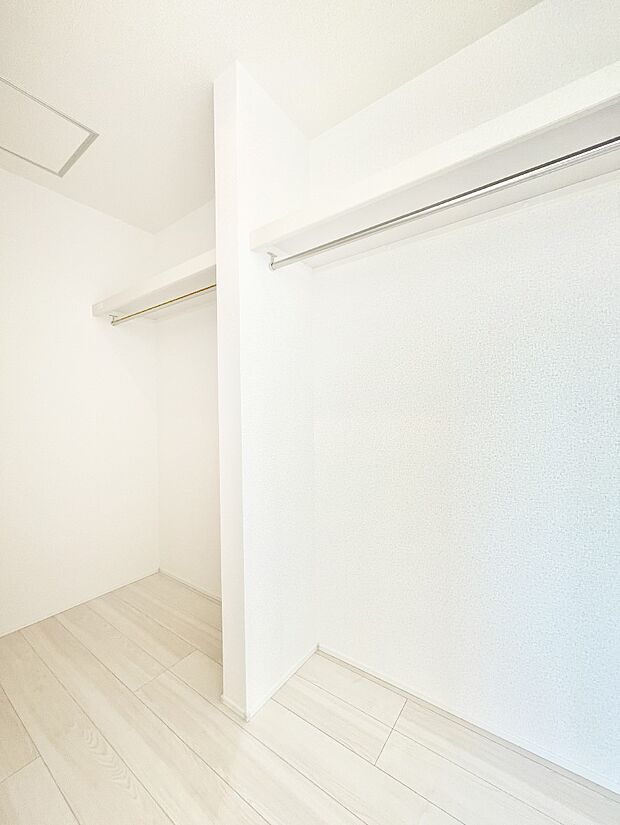 ◆3号棟◆~Walk-in Closet~ たくさんの洋服をかけてもシワになりにくいウォークインクローゼット。洋服以外にも、普段使わない家電やスーツケース、ストック品など何でも片付く嬉しい空間です。